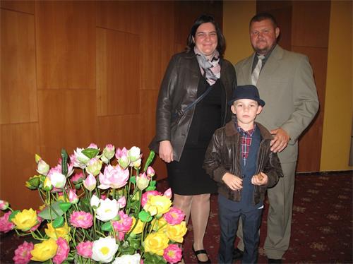 '圖1：匈牙利法輪功學員艾思塔（Eszter）和亞歷山大（Alexander）夫婦帶著兒子一起前來參加二零一八歐洲法會。'