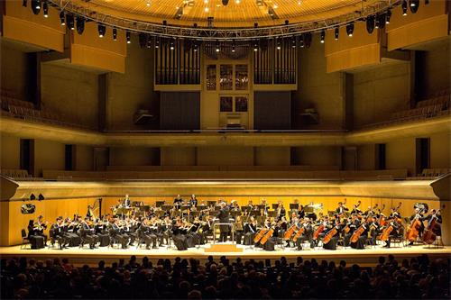 '圖1：美國神韻交響樂團於二零一八年十月五日晚在加拿大多倫多的演出，也是北美巡迴演出的首場演出，觀眾表示整台音樂會不同凡響，讓他們精神也得到昇華。'