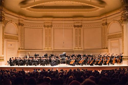'圖2：二零一八年十月七日下午，神韻交響樂團連續第七年在紐約卡耐基音樂廳（Carnegie Hall）演出。觀眾感嘆神韻音樂如來自天上，撫平人心。'