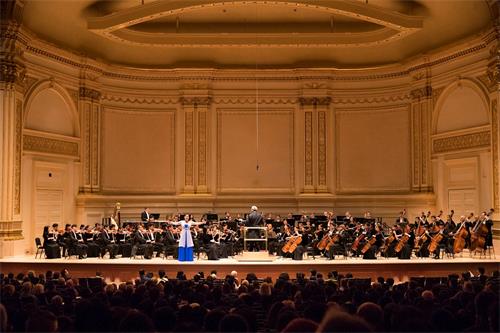'圖3：二零一八年十月七日下午，神韻交響樂團蒞臨紐約卡耐基音樂廳 演出。圖為女高音歌唱家耿皓藍正在演唱。'