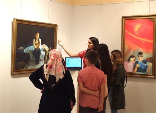 '圖1～3：參觀者在觀賞畫作'
