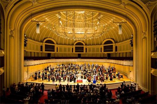 '圖4：二零一八年十月二十日，神韻交響樂團在美國芝加哥交響中心演出。演出結束時觀眾起立鼓掌。'