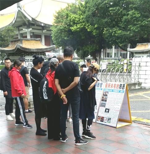 '圖1～4：台北國父紀念館前，大陸遊客認真閱讀法輪功真相展板'