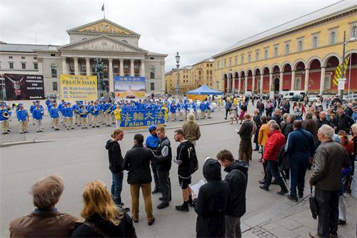 '圖2：法輪功學員在國家歌劇院前的馬克斯－約瑟夫廣場（Max-Josef?Platz）舉辦集會。'
