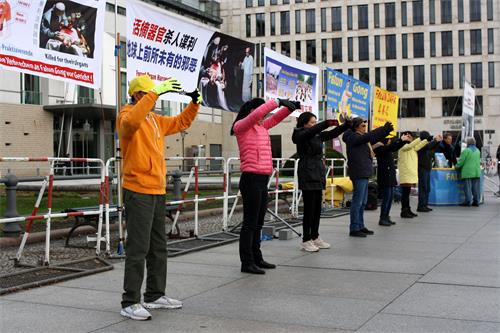 法輪功學員在柏林勃蘭登堡門前的巴黎廣場上演示功法