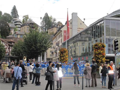 '圖1～4：二零一八年十月六日，「歐洲天國樂團」 在盧賽恩（Lucerne）獅子廣場（Loewenplatz）演奏，吸引路人遊客'