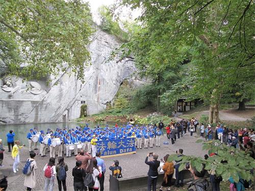 '圖5～6：二零一八年十月六日，「歐洲天國樂團」 在盧塞恩獅子紀念碑前演奏'