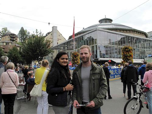 '圖8：德國青年比奇（Bieg）和印度裔的女朋友蒂尤思（Thusi）第一次聽說法輪功並表示支持法輪功'