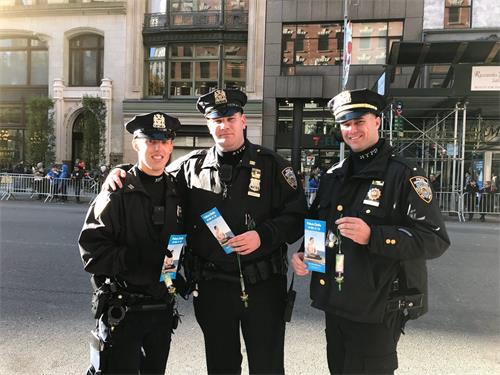 '圖13：紐約警察說：我們保護你們'