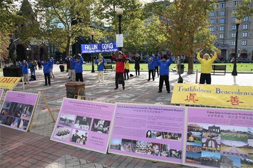 '圖1：法輪功學員在美國波士頓市的科普利廣場（Copley?Square）舉辦活動，向民眾傳播真相。'