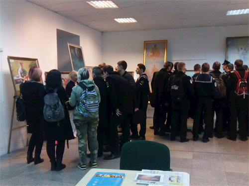 '圖1～3：絡繹不絕的市民前來參觀烏克蘭法輪功學員舉辦的「真善忍」畫展'