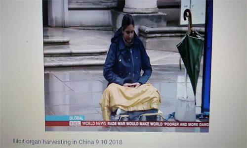'圖8：BBC播出鏡頭中，一位西人法輪功學員在倫敦中使館前和平抗議'
