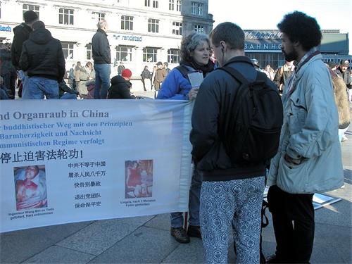 '圖1：二零一八年十一月十七日，法輪功學員在科隆大教堂前的廣場上舉辦講真相的活動。'