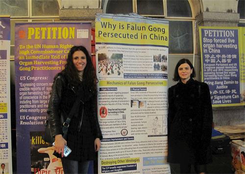 '圖7：十一月十七日兩位在倫敦工作生活的羅馬尼亞女士安德拉（Andera）和拉露卡（Laluka）在倫敦唐人街簽名支持法輪功反迫害。'