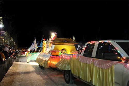 '圖1～3：卡爾加裏法輪功學員參加班芙聖誕燈光遊行'
