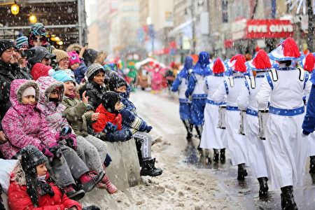 '圖2～5：由150人組成的法輪大法天國樂團是聖誕遊行中陣容最大的隊伍。'