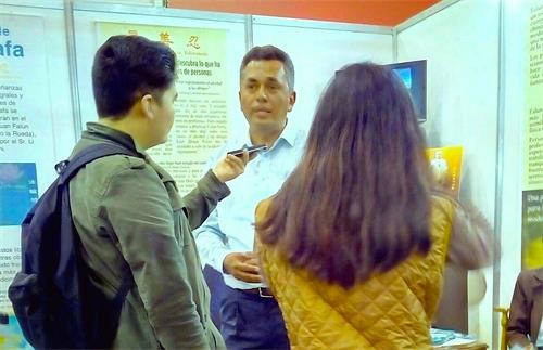 圖3： 法輪功學員接受厄瓜多爾國際大學新聞系採訪