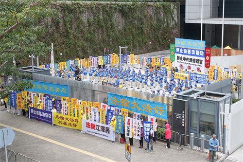 圖1～3：二零一八年十二月九日上午十點，國際人權日前夕，香港法輪功學員在政府總部前的「公民廣場」舉行反迫害集會。