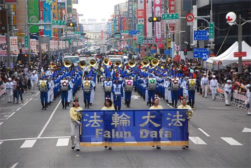'圖1～5：由兩百位團員組成的天國樂團，團員身穿唐宋服裝，為國際管樂節拉開序幕'