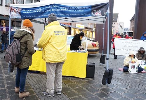'圖1：德國法輪功學員在紐倫堡著名的聖嬰聖誕市場舉辦活動。'