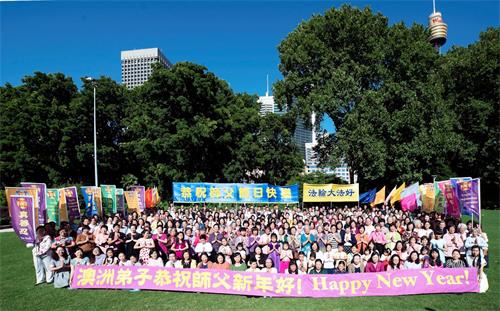'圖1：澳洲悉尼法輪功學員滿懷感恩和喜悅在海德公園（Hyde?Park）拍照向師父恭祝新年快樂'