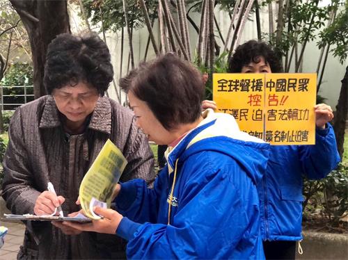 '圖1～4：民眾簽名聲援中國民眾控告江澤民。'