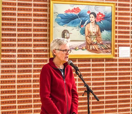 '圖2：胡丁厄社區主管文化教育的主席維碧珂女士為畫展致開幕詞。'