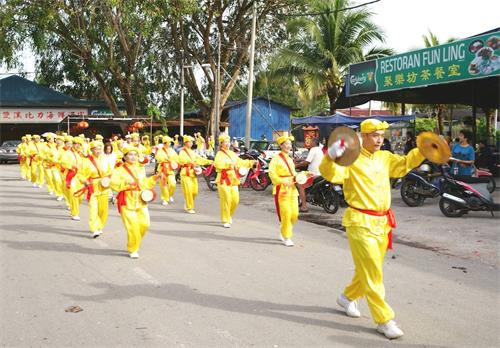 '圖1～3：戊戌年大年初九（2018年2月24日），馬來西亞法輪功學員來到雪蘭莪州雙溪比力新村（Sungai Pelek）舉行了第一場新年遊行，向當地民眾拜年、送祝福，廣獲各族民眾的歡迎。'