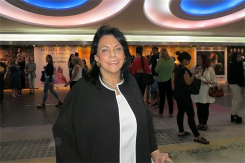 '圖5：阿根廷前副總統夫人穆妮雅﹒阿祖婭（Munira Azura）於三月十一日下午觀看了神韻巡迴藝術團在布宜諾斯艾利斯Oprea劇院的最後一場演出'