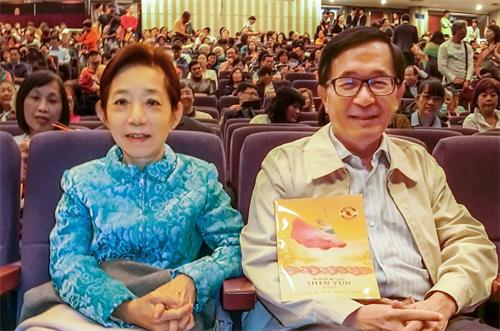 '圖4：台灣前總統陳水扁與夫人吳淑珍盛讚神韻世界級水準，明年還要再來。'