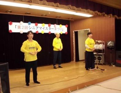 法輪功學員在日本大阪府次木市的「老年文化發表會」上演示功法