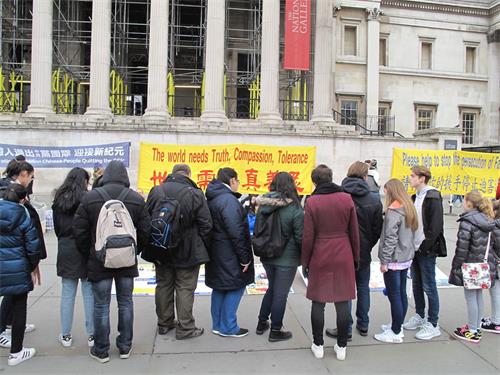 '圖1～4：英國法輪功學員在倫敦特拉法加廣場（鴿子廣場）展示法輪功功法、講真相和徵簽反迫害，慶祝三億中國人退出中共'