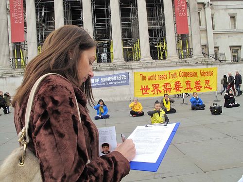 圖4： 二零一八年三月二十四日，在倫敦特拉法加廣場（鴿子廣場），客戶服務經理吉爾?托內（Jill Thorne）女士在慶祝三億中國人退出中共活動現場簽名反迫害。