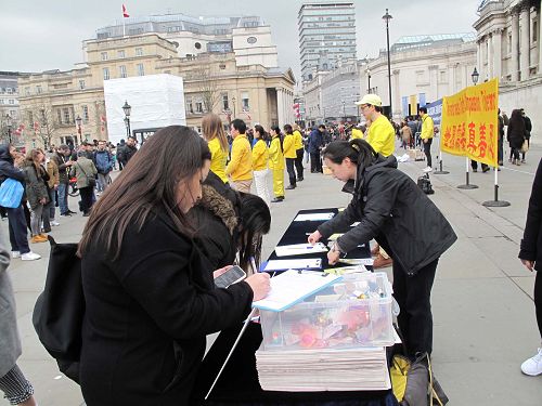 圖9：二零一八年三月二十四日，兩個從巴西來倫敦旅遊的女孩名支持法輪功反迫害。