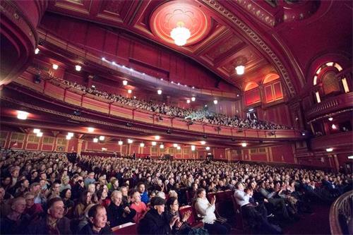 '圖1：二零一八年二月十六日到二月二十五日，神韻紐約藝術團在倫敦進行了連續十天的十四場演出，場場大爆滿，演出票在開演一週前全部售罄。圖為二月二十三日，倫敦第十場神韻演出在古色古香的多米尼恩劇院上演，觀眾座無虛席的盛況。'