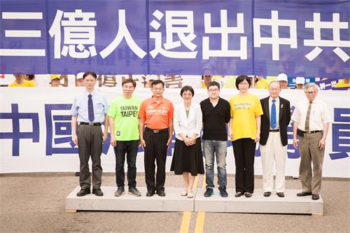 '圖3:左起為圖為台灣國際器官移植關懷協會副理事長黃士維、台北市議員張茂楠、新竹市議員曾資程、台灣法輪大法學會理事長張錦華、台北市議員徐弘庭、台灣法輪功人權律師團發言人朱婉琪、台灣投資中國受害者協會理事長高為邦、台灣法輪大法學會副理事長張清溪。'