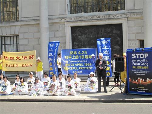 '圖1～2：二零一八年四月二十二日上午，英國法輪功學員在倫敦中使館對面舉行新聞發布會，紀念「『四?二五』萬名法輪功學員北京和平上訪十九週年」'
