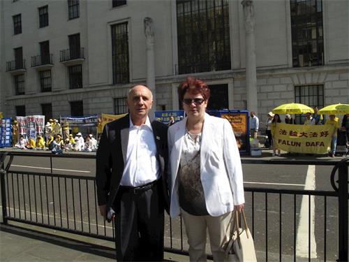 '圖12：退休意大利語教師（Nicolo）和太太在去BBC參加活動的路上遇到法輪功學員在中使館前舉行的新聞發布會'