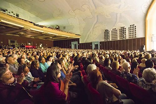 圖3：三月三十一日晚，美國神韻世界藝術團在克萊蒙特市布利奇禮堂（Bridges Auditorium ─ Pomona College, Claremont）的第三場繼續爆滿，一票難求。