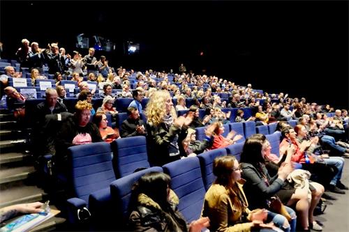 '圖1：四月二十七日，《求救信》在多倫多劇院（TIFF Bell Lightbox）公映。電影結束時，觀眾起立鼓掌。'