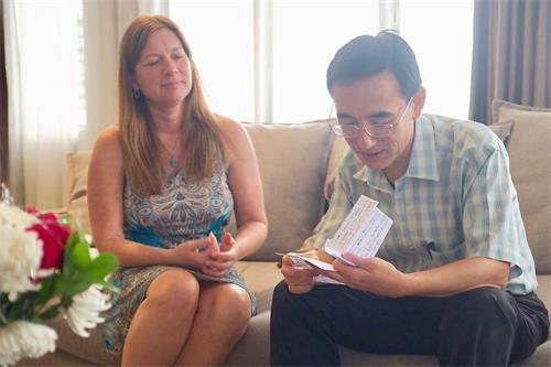 '圖4：孫毅2016年底逃到印度尼西亞後，在美國發現求救信的朱莉專程去看望他。（《求救信》劇照）'
