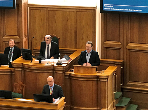 '圖1：丹麥人民黨向外交大臣提出質詢的六位議員代表克勞斯﹒維斯特﹒漢森（Claus?Kvist?Hansen）（右）在議會大會議廳主席台上發言。'