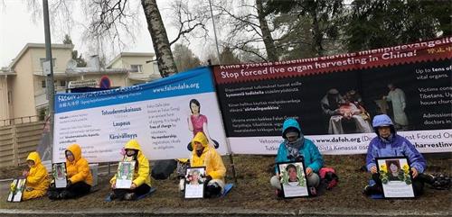 '圖1～2：芬蘭的學員集中在中國大使館前，紀念那些因信仰真、善、忍而被迫害致死的法輪功學員們。'