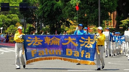 圖1～2：法輪功學員在日本東京舉行遊行，慶祝世界法輪大法日。