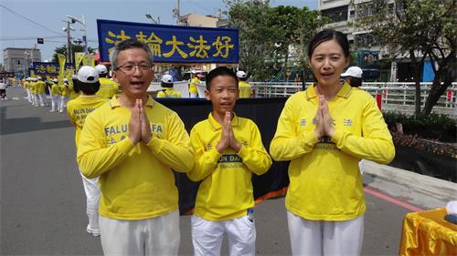 '圖8：獸醫師黃先生（左）與國小教師李小姐（右）及兒子，一家三口恭祝李洪志師父生日快樂。'