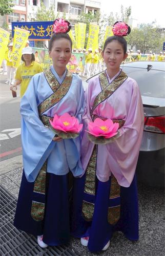 '圖9：仙女隊的邵氏姊妹花，姐姐雲瑄（左）和妹妹芷琳（右）向法輪功師父說：「恭祝師父生日快樂！」'