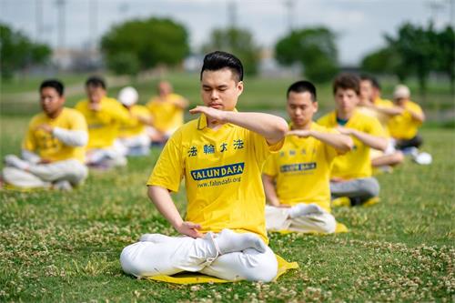 '圖1～3：美國達拉斯-沃斯堡地區的法輪功學員集體煉功，慶祝第十九屆法輪大法日。'