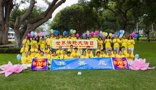 圖1：五月十三日，秘魯法輪功學員在公園慶祝「世界法輪大法日」，表達對李洪志師父的感激。