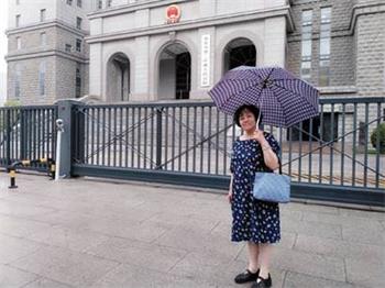 2018年5月17日，蘇葳在北京第二中級法院門前'