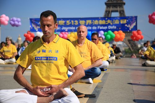 圖1～2：五月二十日，法國法輪功學員在法國巴黎人權廣場慶祝法輪大法日，演示法輪功功法。